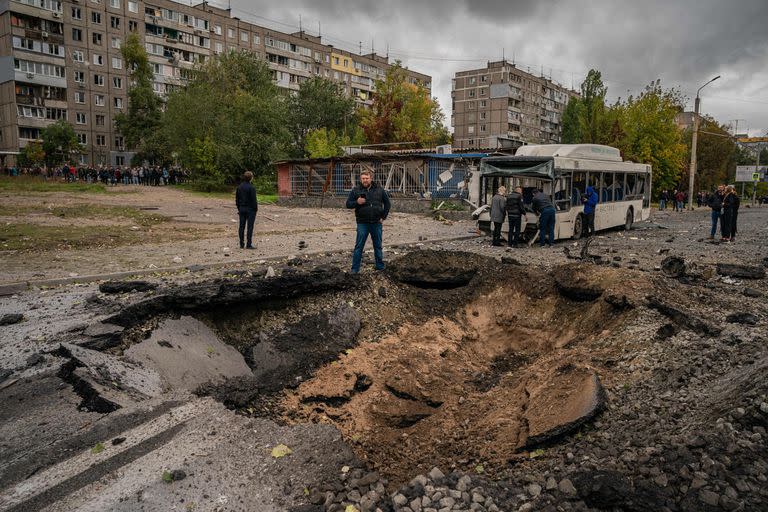 Los daños en Dnipro tras un bombardeo ruso. (Photo by Dimitar DILKOFF / AFP)