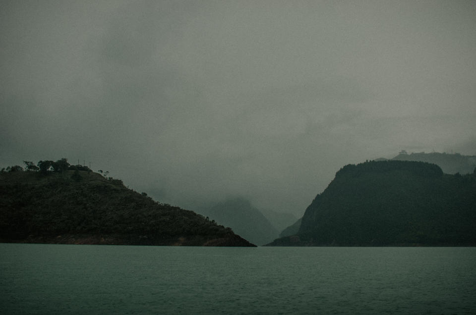 Imagen de la tierra limitando con lago , se refleja el cuelo