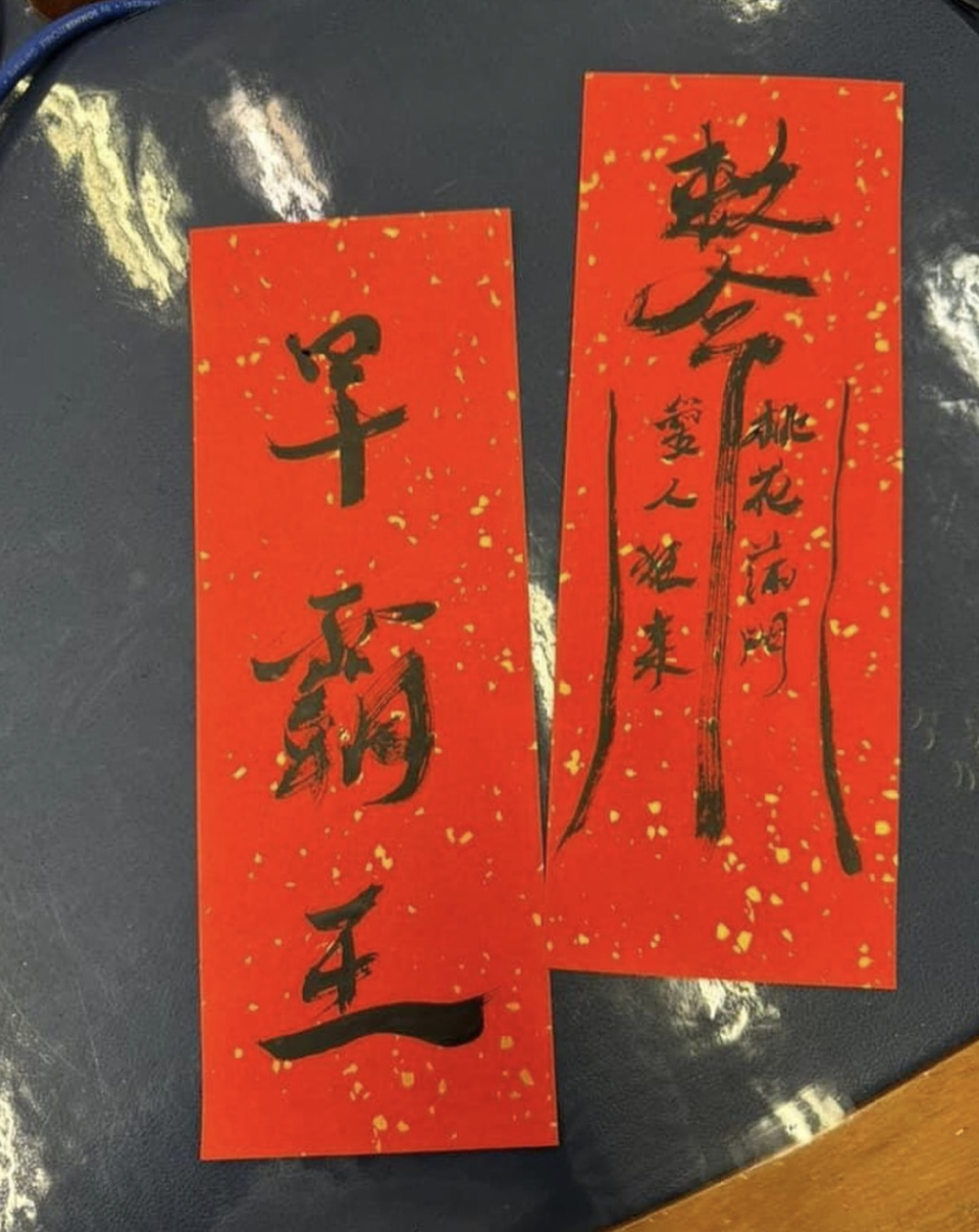 張敬軒商台擺檔寫揮春謝票 吊筆寫字功架十足