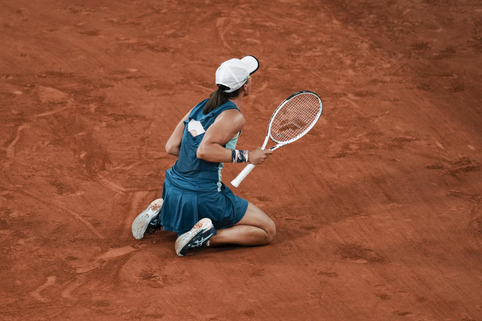 La polaca Iga Swiatek festeja su triunfo en la final del Abierto de Francia tras vencer a la estadounidense Coco Gauff 6-1, 6-3 en el estadio Roland Garros, París, sábado 4 de junio de 2022. (AP Foto/Thibault Camus)