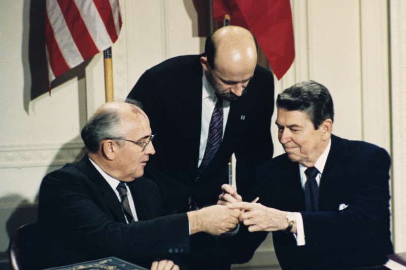 1987年12月8日美國總統雷根（Ronald Reagan）與蘇聯領導人戈巴契夫（Mikhail Gorbachecv）簽署《中程飛彈條約》（INF Treaty）（AP）