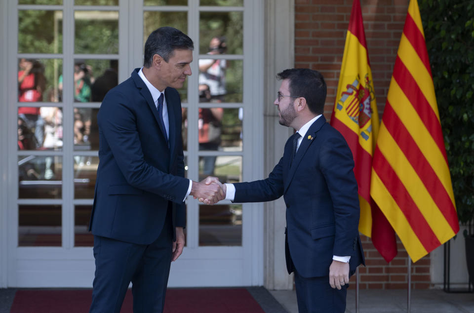 Sánchez saludando a Pere Aragonès, presidente de la Generalitat, en La Moncloa. (Foto: Alberto Ortega / Europa Press / Getty Images).