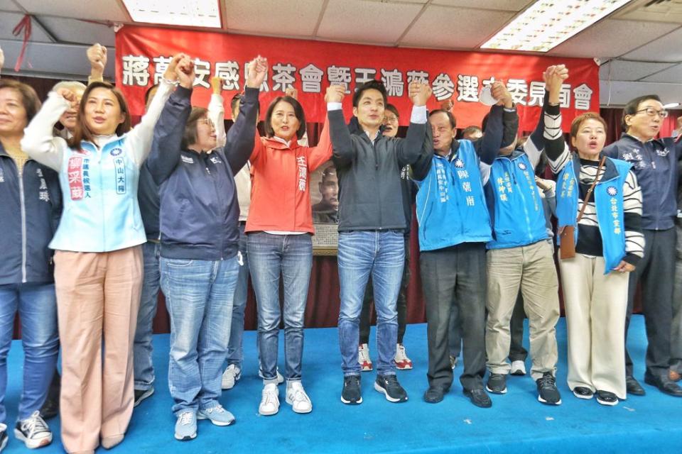 國民黨7日舉辦蔣萬安感恩茶會暨王鴻薇參選立委見面會，台北市長當選人蔣萬安與參選立委補選的台北市議員王鴻薇一同出席。（杜宜諳攝）