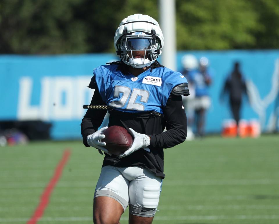 Lions running back Jahmyr Gibbs makes a catch during the Lions' joint practice with the Jaguars on Wednesday, Aug. 16, 2023, in Allen Park.