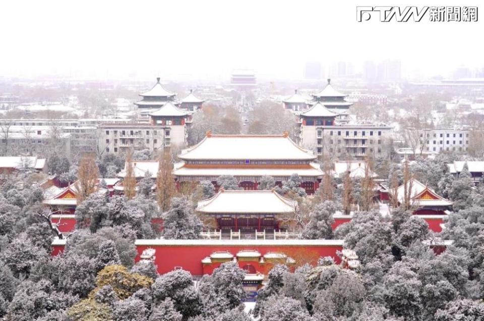 北京迎來初雪，雪後壽皇殿銀裝裹素。（圖／央視微博）