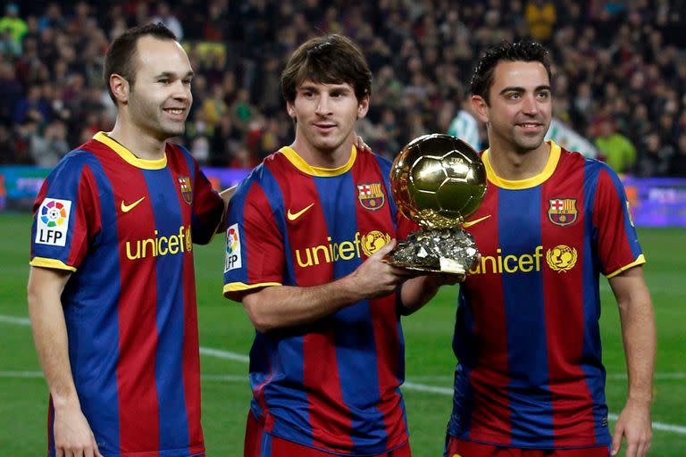 Lionel Messi posa con el Balón de Oro junto a sus compañeros Andrés Iniesta y Xavi Hernández, el 12 de enero de 2011 Albert Gea/Reuters