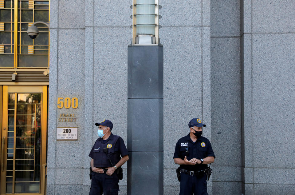 Zwei Wachen stehen vor dem Gerichtsgebäude in Manhattan. Hier wurde am Mittwoch ein 30-jähriger Mann aus Kenia angeklagt, einen terroristischen Anschlag vorbereitet zu haben. Foto: REUTERS / Andrew Kelly