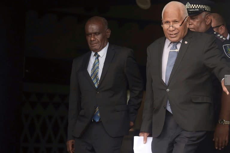 El nuevo primer ministro de Islas Salomón, Jeremiah Manele (izq.), y el gobernador general, David Vunagi, salen del Parlamento, en Honiara, el 2 de mayo de 2024 (Alarics Fugui)