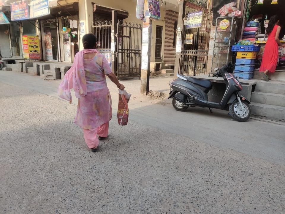 Raj Rani was on her way to give lunch to her husband, Gulshan. Minutes after, Neelu was attacked in front of her eyes.