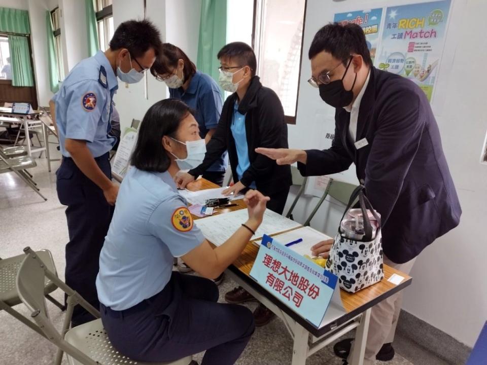 花蓮榮服處辦理屆退官兵權益說明會，安排官兵與企業於現場進行就業媒合。(花蓮榮服處提供)