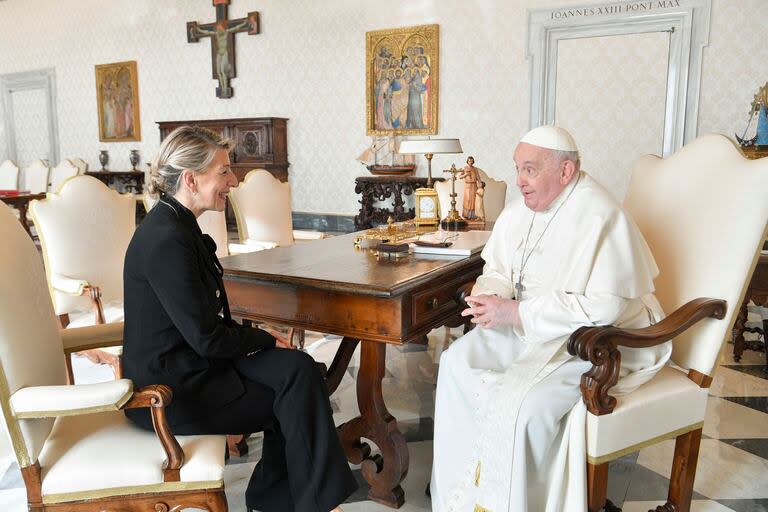 La vicepresidenta segunda y Ministra de Trabajo y Economía Social, Yolanda Díaz, se reunió, en audiencia privada, con el papa Francisco, en la Biblioteca Apostólica de la Ciudad del Vaticano, a 2 de febrero de 2024, en Ciudad del Vaticano. Vatican Media / Europa Press 