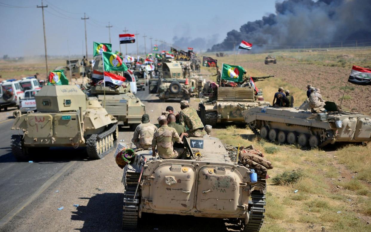 Popular Mobilisation Forces (PMF) and Iraqi army members gather on the outskirts of Hawija, Iraq October 4, 2017 - REUTERS