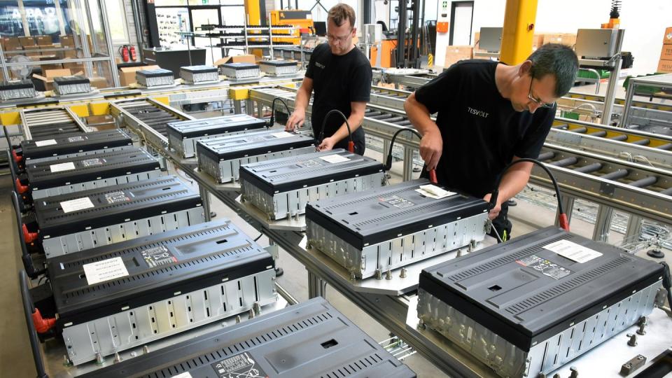 In einem Werk für Batteriespeicher der Testvolt GmbH in Lutherstadt Wittenberg überprüfen Elektriker Batteriemodule auf ihre Funktionalität.