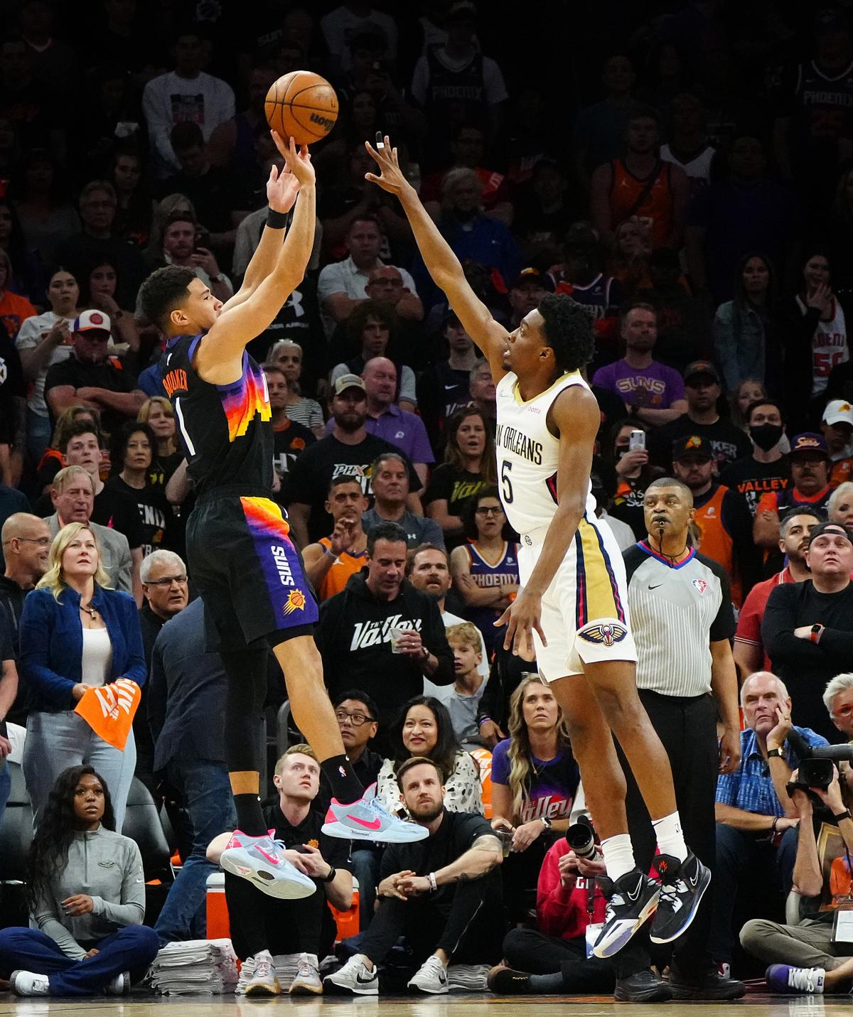 Phoenix Suns lose Devin Booker to injury, game to New Orleans Pelicans