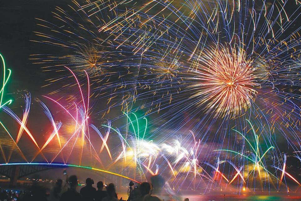 2024澎湖花火節與航海王聯名，2日在火樹銀花中宣告活動正式開幕。（許逸民攝）