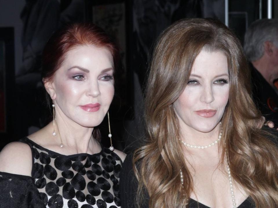 Priscilla Presley und ihre Tochter Lisa Marie bei einem Auftritt in Las Vegas. (Bild: imago/ZUMA Wire)