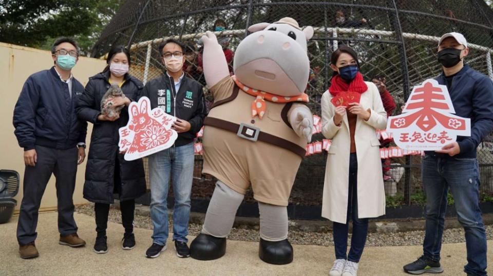 新竹市長高虹安在新春期間至新竹動物園向遊客拜年及發放開運小紅包，現場聚集許多民眾排隊領取。（記者曾芳蘭攝）