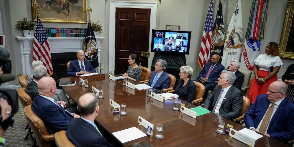 Quang cảnh chung của những người tham dự cuộc họp về năng lượng gió ngoài khơi, với Tổng thống Joe Biden đứng đầu bàn, tại Phòng Roosevelt của Nhà Trắng vào ngày 23 tháng 6 năm 2022