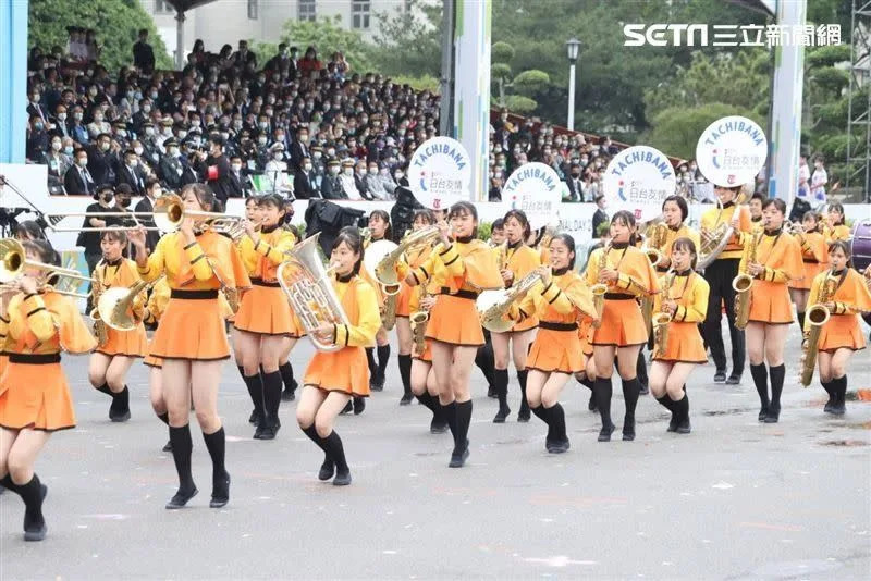 「橘色惡魔」首次登上雙十國慶驚豔全場，網路討論度爆表。（圖／記者邱榮吉攝影）