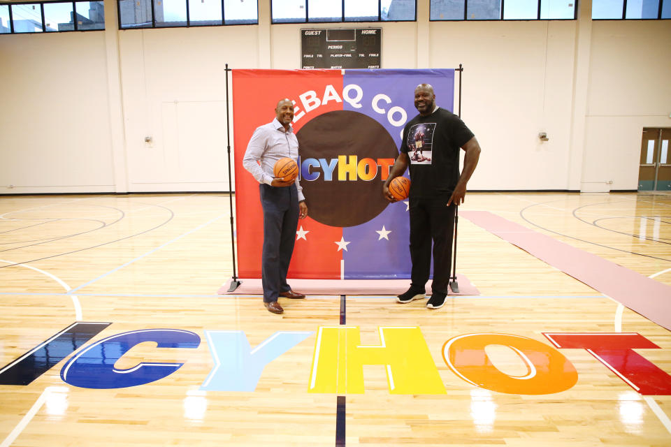 Alonzo Mourning and Shaquille O'Neal on the basketball court.