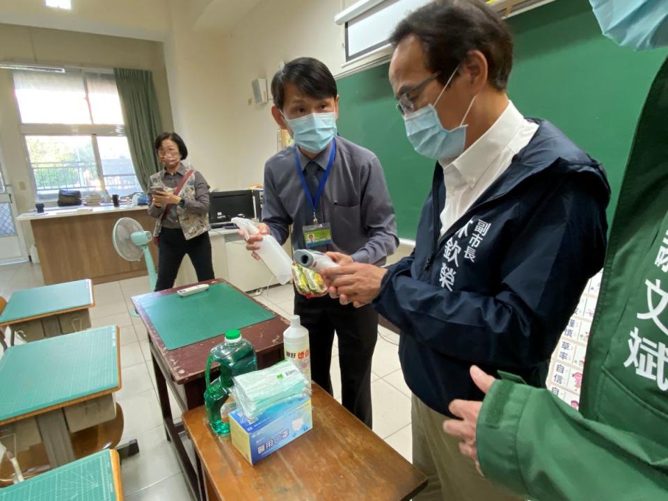 開學前夕，高雄市副市長林欽榮上午到信義國小瞭解校園防疫物資準備情形。（圖：溫蘭魁攝）