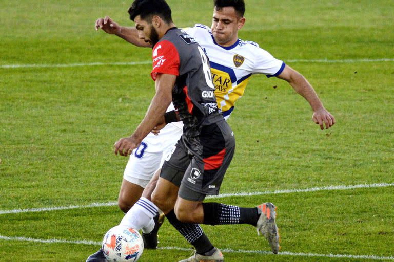 Lucha cuerpo a cuerpo entre Maroni y Gudiño, en Patronato vs Boca; el volante desperdició otra oportunidad