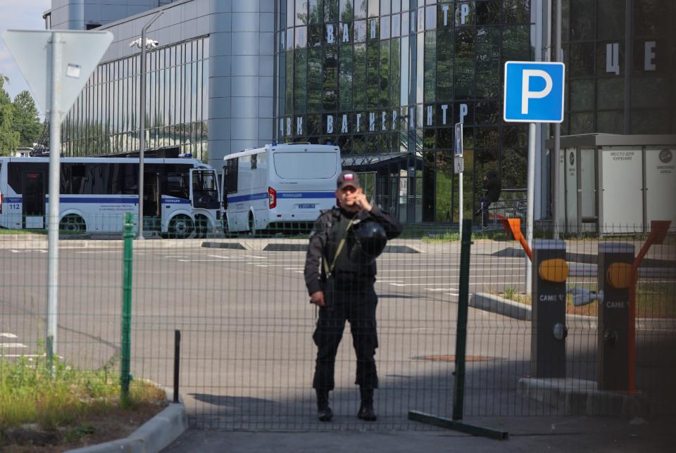 華格納集團在聖彼得堡的總部24日遭到俄國軍警封鎖，一名警衛持槍看守。路透社