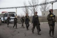 Miners arrive to help with the rescue effort in Zasyadko coal mine in Donetsk March 4, 2015. REUTERS/Baz Ratner