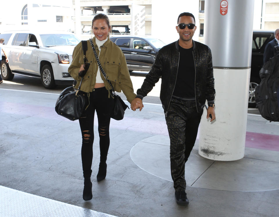 <p>Cooles Flughafen-Styling! Während John Legend im bequemen Seidenzweiteiler auf dem Weg zum Terminal war, rockte seine Liebste einen legeren Glamour-Look. Chrissy Teigen lag mit zerrissenen Skinny Jeans, einem Rollkragentop, Ankle Boots und einer locker sitzenden Herbstjacke genau richtig. (24. August, Bild: Splash News) </p>