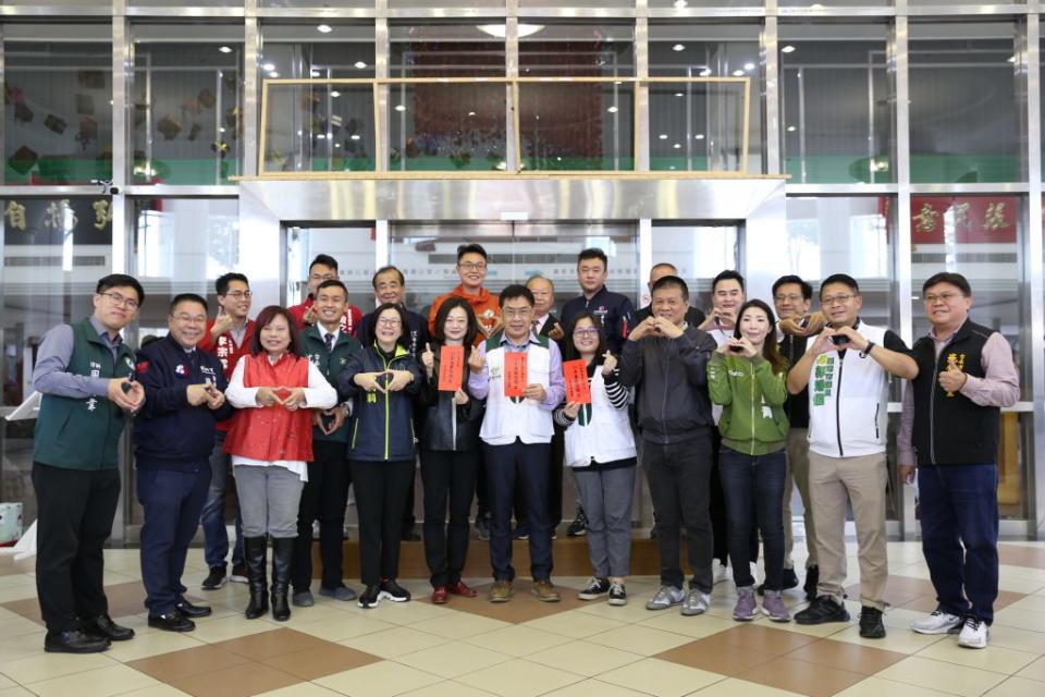 台南市議會進行新春團拜，並致贈慰問金給三社福團體。（記者林雪娟攝）