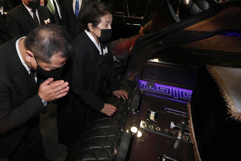 Lee Soon-ja, second from right, the wife of the late former South Korean President Chun Doo-hwan, watches the coffin containing the body of her husband at a funeral hall in Seoul, South Korea on 27 November 2021  (AP)