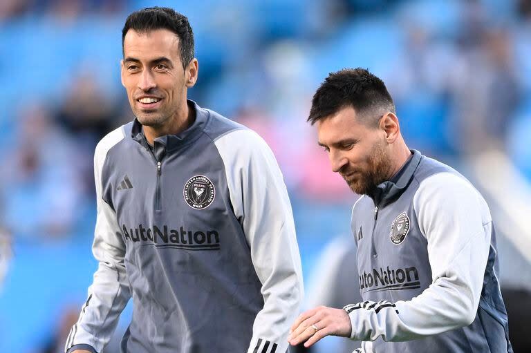 Sergio Busquets junto a Lionel Messi, antes de un partido de la MLS con Inter Miami; el mediocampista catalán elogió a otro argentino, flamante refuerzo para la temporada 2024