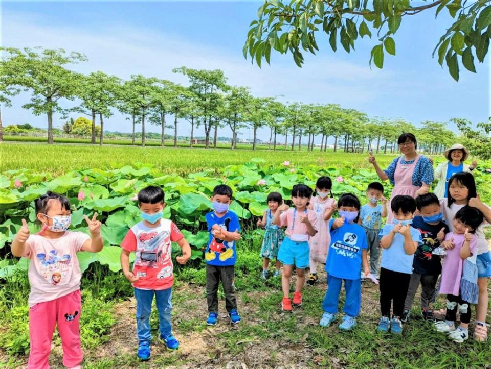 參加寫生比賽的學童看到白河蓮花美景紛紛稱讚。（公所提供）