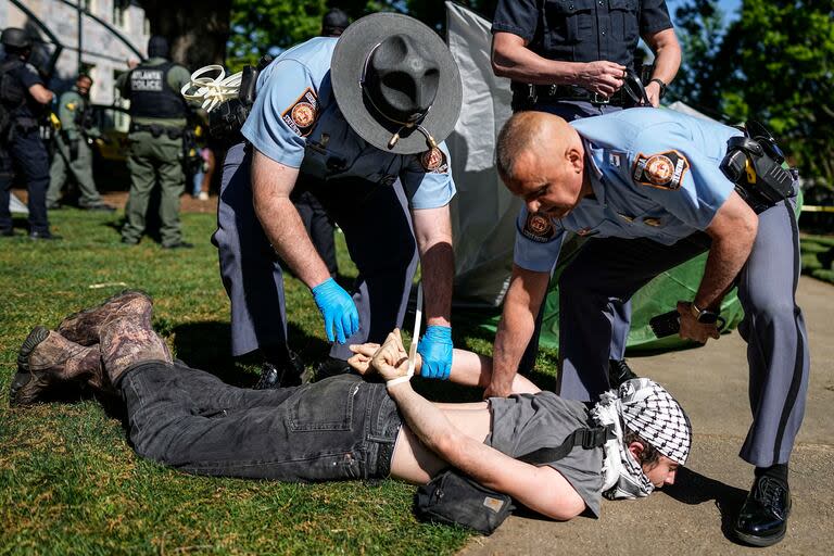 Agentes de la policía estatal de Georgia detienen a un manifestante en el campus de la Universidad de Emory durante una manifestación propalestina, el 25 de abril de 2024, en Atlanta.
