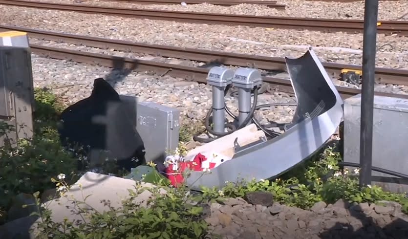 台鐵發生系統故障，火車撞汽車的意外。（圖／東森新聞）
