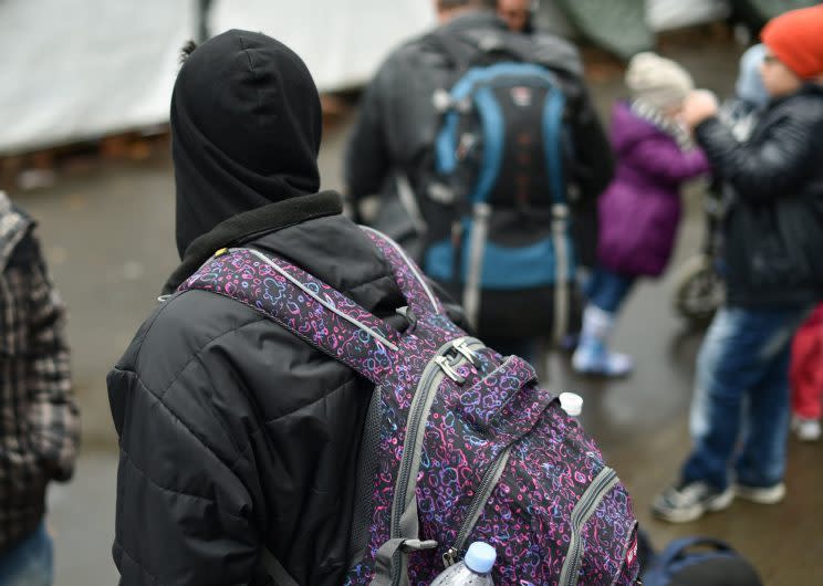 Geflüchtete vor der Erstaufnahmeeinrichtung in Gießen (Bild: dpa)