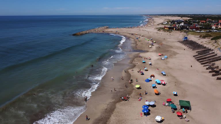 Playas amplias, sin servicios de balnearios ni edificios sobre la costa