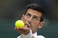 Novak Djokovic saca ante Marton Fucsovics en los cuartos de final de Wimbledon, el miércoles 7 de julio de 2021, en Londres. (AP Foto/Kirsty Wigglesworth)
