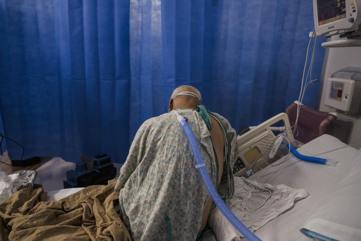 Jesse Cantu, de 73 años, recibe oxígeno para combatir el coronavirus en la unidad de enfermedades infecciosas graves de DHR Health en Edinburg, Texas, el 8 de julio de 2020. (Lynsey Addario/The New York Times)