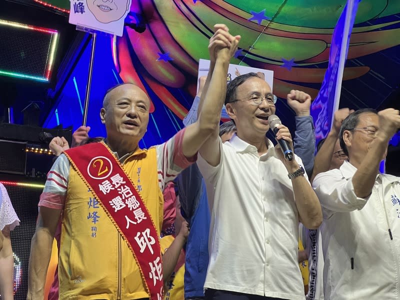 屏東長治鄉長補選  朱立倫站台邱炬峰 屏東縣長治鄉長補選27日將投票，國民黨籍參選人邱 炬峰（左）13日晚間成立競選總部，國民黨主席朱立 倫（左2）到場站台，籲請鄉民全力支持。 中央社記者李卉婷攝  113年7月13日 