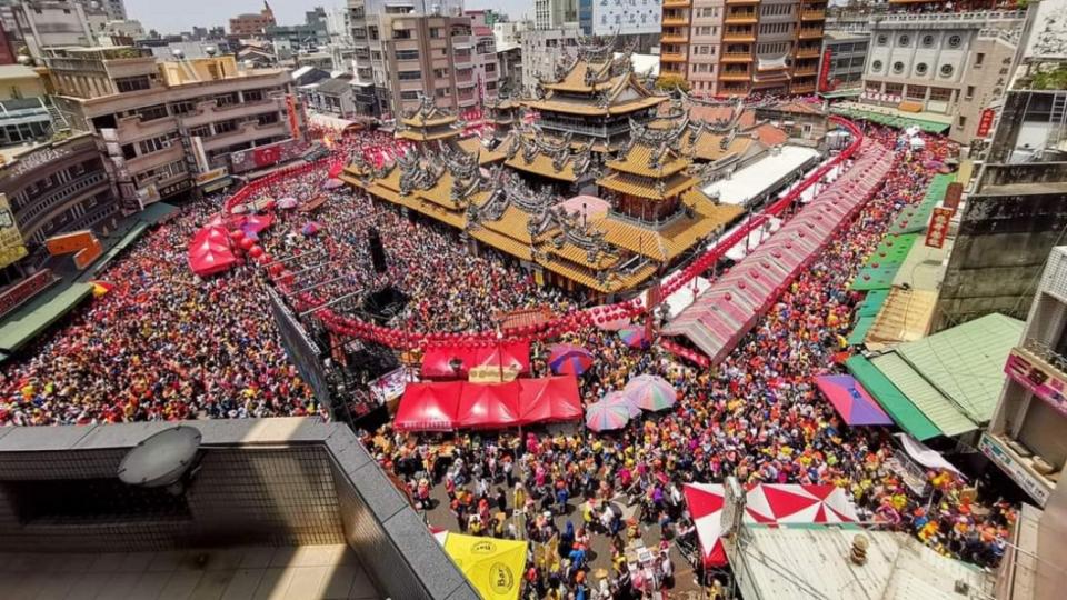 白沙屯媽祖抵達北港朝天宮，大批信眾擠滿廣場。（圖／翻攝自白沙屯拱天宮臉書）