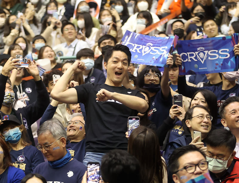 台北市長蔣萬安觀戰UBA冠軍賽並在中場時間熱舞，被民進黨議員質疑椎間盤突出怎麼能跳舞。中央社