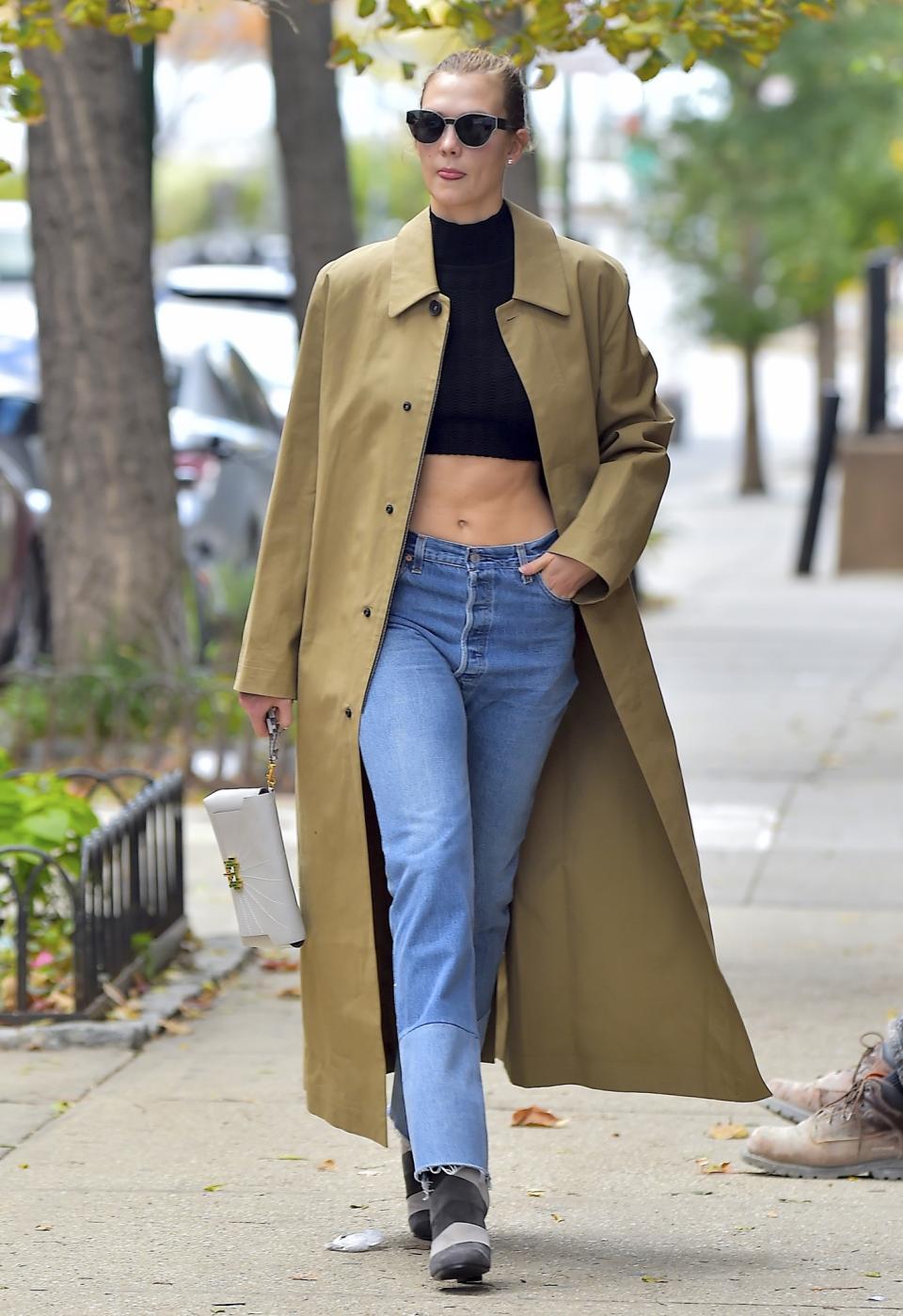 Karlie Kloss stylt den Bridging-Look mit Jeans und Wollmantel. (Bild: Getty Images)