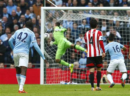 Manchester City's Yaya Toure (L) scores a goal against Sunderland during their English League Cup final soccer match at Wembley Stadium in London March 2, 2014. REUTERS/Eddie Keogh