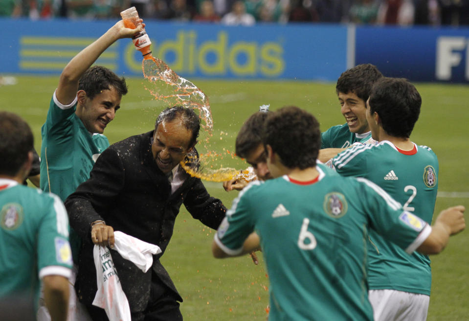 Jugadores de México Sub 17 celebran con Raúl 'Potro' Gutiérrez el título del Mundial de la categoría en 2011. Foto Archivo: REUTERS/Carlos Jasso.