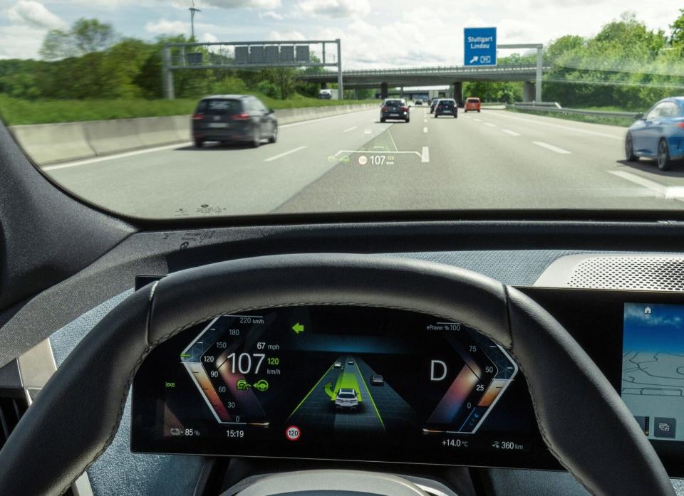 標配新世代智慧駕駛輔助科技，包括同級唯一且能和緩俐落地主動換道的變換車道輔助。