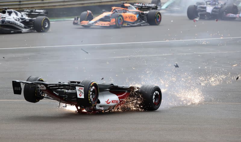 Foto del domingo del accidente del Alfa Romeo del chino Guanyu Zhou al inicio del GP Británico de la F1