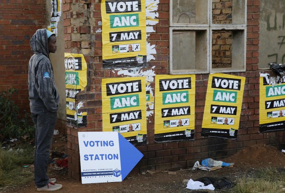 A voter waits to cast his ballot in Bekkersdal, near Johannesburg May 7, 2014. (REUTERS/Mike Hutchings)