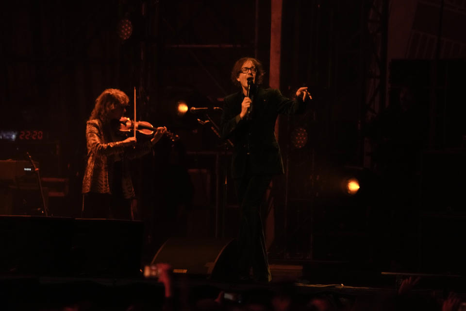 El vocalista Jarvis Cocker de la banda británica Pulp durante su concierto en el festival Corona Capital de la Ciudad de México el viernes 17 de noviembre de 2023. (Foto AP/Eduardo Verdugo)