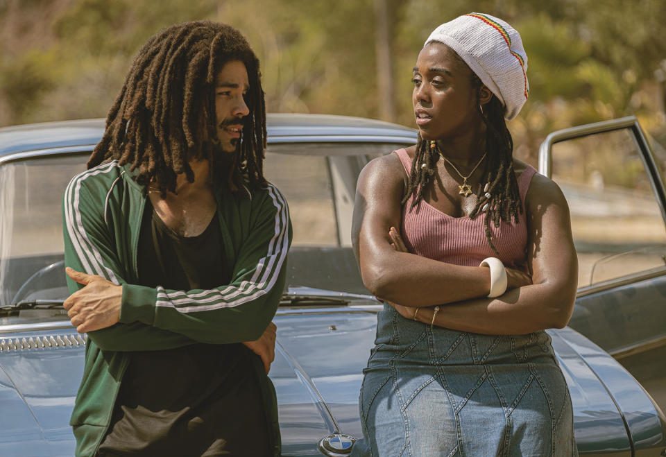En esta imagen proporcionada por Paramount Pictures, Kingsley Ben-Adir, izquierda, y Lashana Lynch en "Bob Marley: One Love." (Chiabella James/Paramount Pictures vía AP)